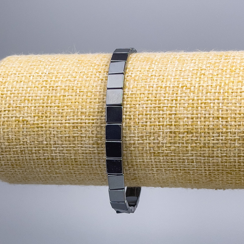 Náramek z hematitu, čtvercové korálky, průměr 6×6×2 mm, délka 18 cm (elastický)