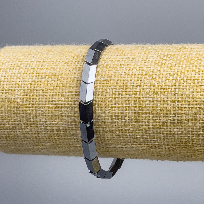 Náramek z hematitu „Šipka“, průměr 6×10×3 mm, délka 18 cm (elastický)