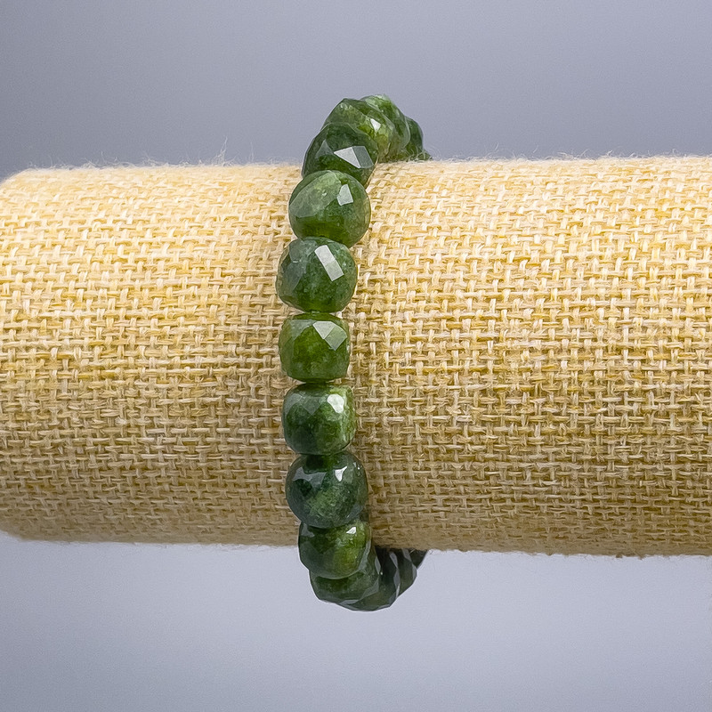 Náramek z jadeitu – přírodní kámen, broušená kostka, průměr 9×9 mm (+/-), délka 18 cm (elastický)