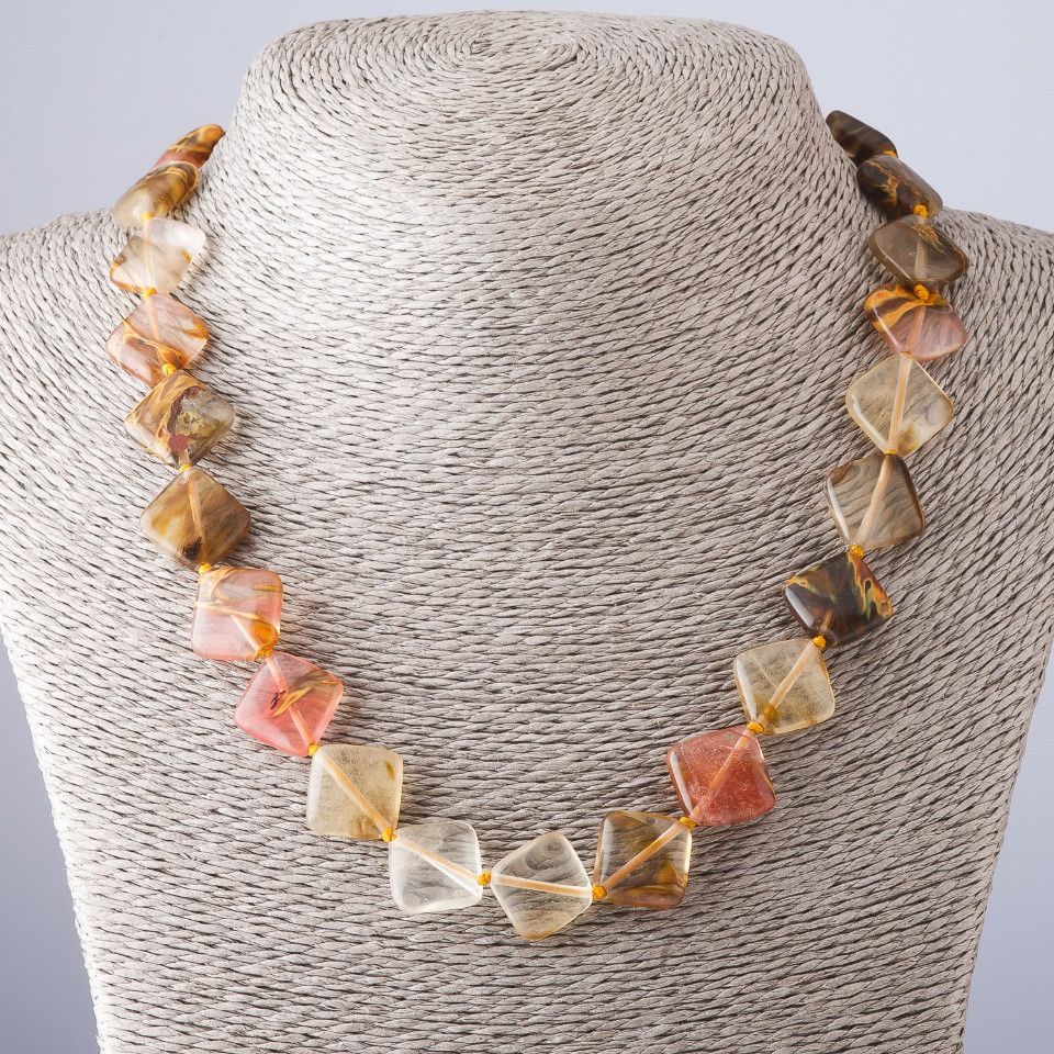 Náhrdelník z kalcedonu ve tvaru rombů, délka 47 cm