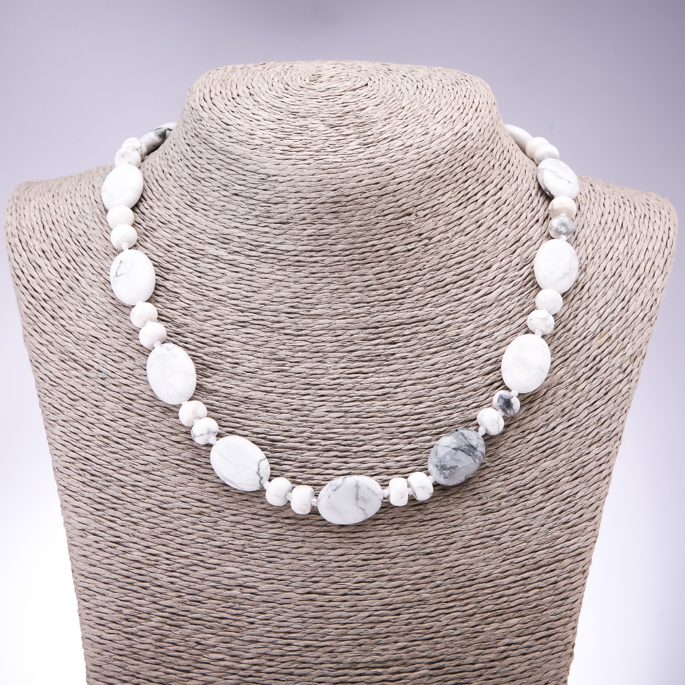 Náhrdelník z přírodního chalcedonu – plochý oválný tvar, rozměry 13×18 mm, rondely 9×6 mm, délka 45 cm