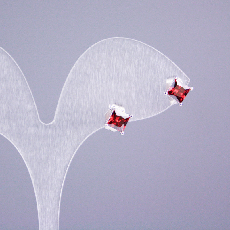 Náušnice-puzety Xuping s rhodiovaným povlakem a červeným kamenem 5×5 mm, čtvercový tvar, délka 16 mm.