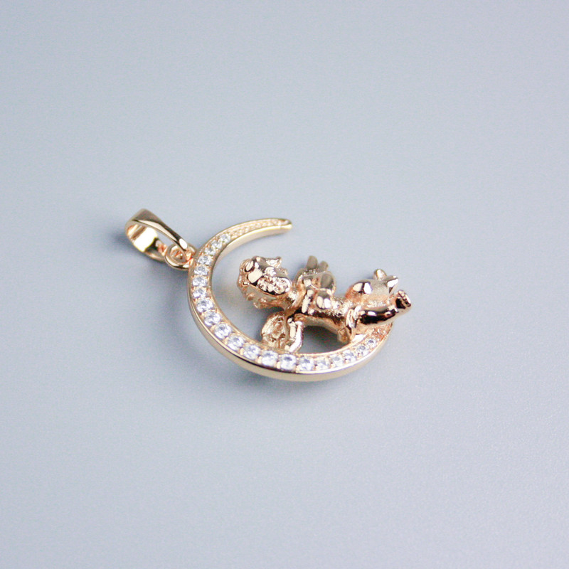 Přívěšek Xuping – 18K pozlacení, Anděl na měsíci se bílými štrasovými kamínky, průměr 20 mm