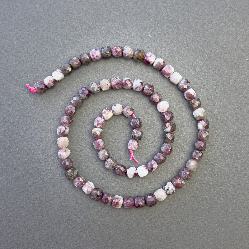 Korálky z turmalínu, broušené kubické, průměr 5×5 mm, délka 38 cm, na niti