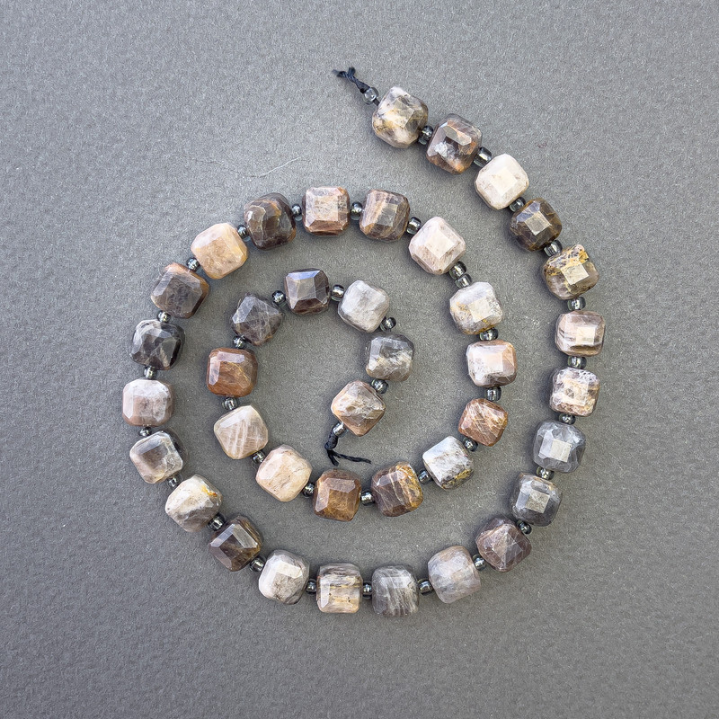 Korálky ze Slunečního kamene, přírodní kámen broušený kubický tvar, průměr 8×8 mm, délka cca 39 cm, navlečené na niti s rokajlem