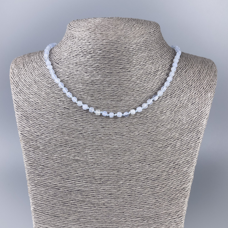 Náhrdelník z achátu (modrý chalcedon) brusované kubické korálky, průměr 4×4 mm, délka 51 cm