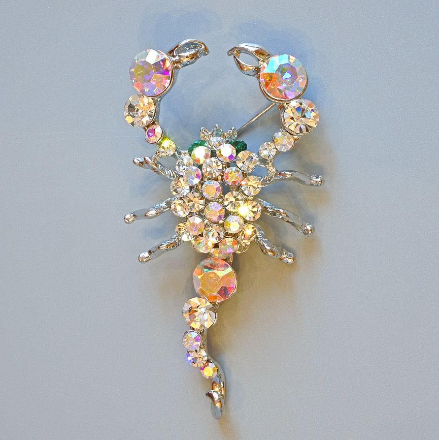 Brož Štír se štrasami bílé a zelené barvy, stříbrný kov 70×37 mm+