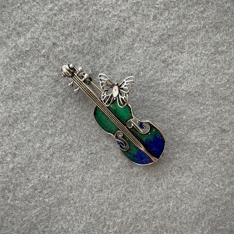 Brož Housle s modrou emailovou glazurou a třpytivými kamínky, stříbrný kov 47×24 mm+