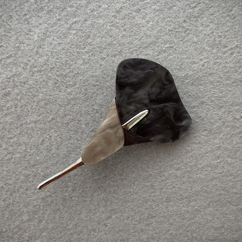 Brož Květ kalie, černá a šedá perleť, stříbrný kov, 76×44 mm+