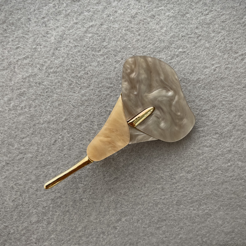 Brož Květ Kaliny se šedým a bílým perletem a zlatým kovem 76×44 mm+