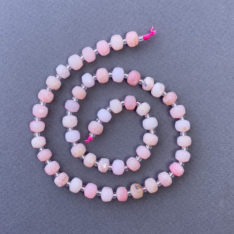 Korálky z růžového opálu, přírodní kámen, brusovaný rondel na niti, průměr 7,5×6 mm (+/-), délka 39 cm (+/-), s rokajly 3×2 mm (+/-)