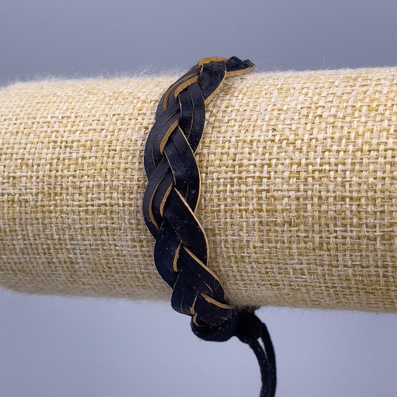 Náramek, délka 18–25 cm, tloušťka 12 mm, eko-kůže, černá barva, na stažení