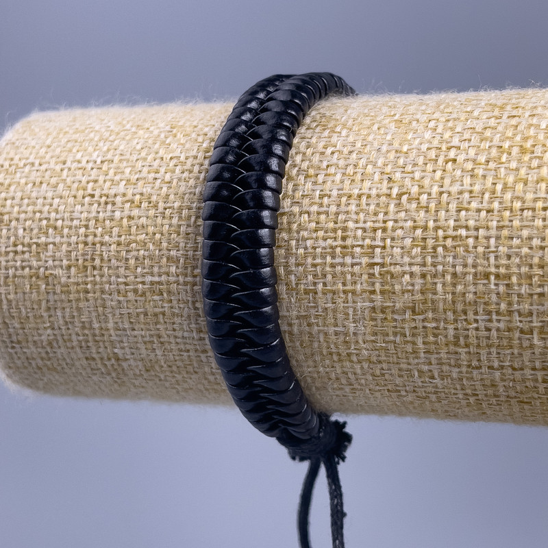 Náramek, délka 18–25 cm, tloušťka 11 mm, eko kůže, černá, na stažení