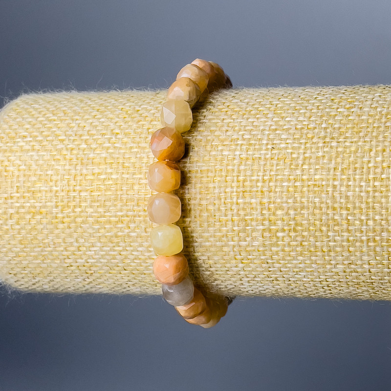 Náramek ze selenitu, přírodní kámen, kubické fazety, průměr 7,5 mm, délka 18 cm (elastický)