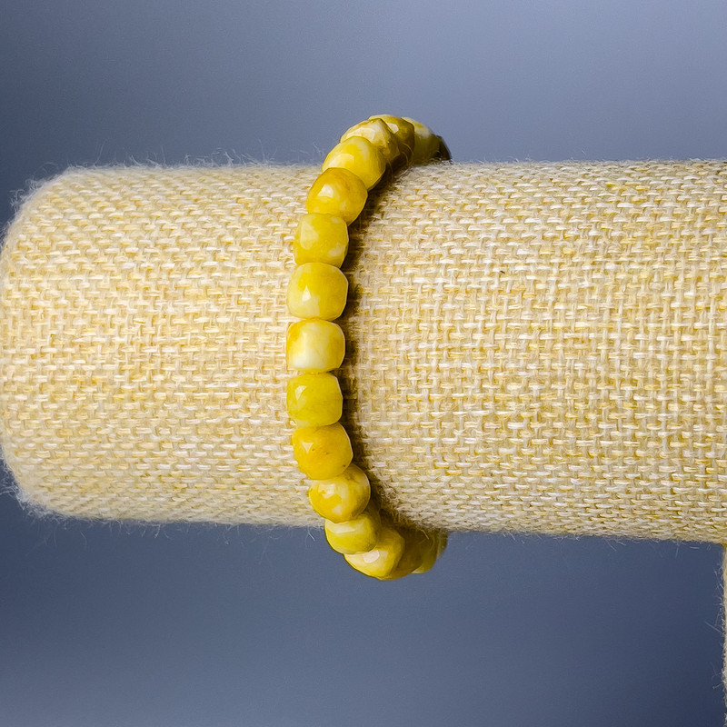 Náramek ze žlutého jadeitu, přírodní kámen, broušené kubické korálky, průměr 7 mm, délka 18 cm (elastický)