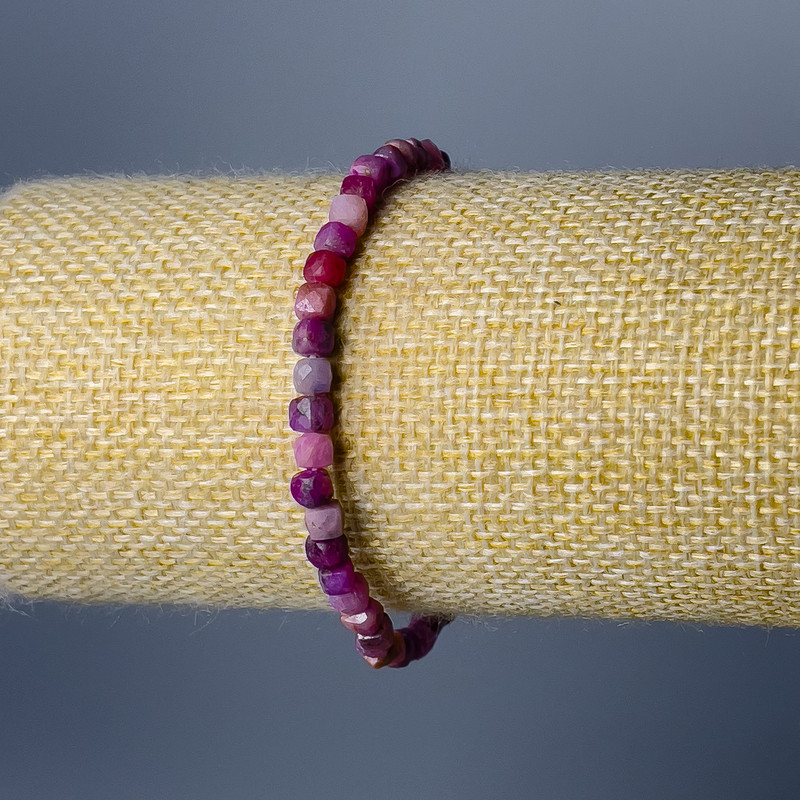 Náramek z turmalínu, přírodní kámen, broušené kubické korálky, průměr 4 mm, délka 18 cm (elastický)