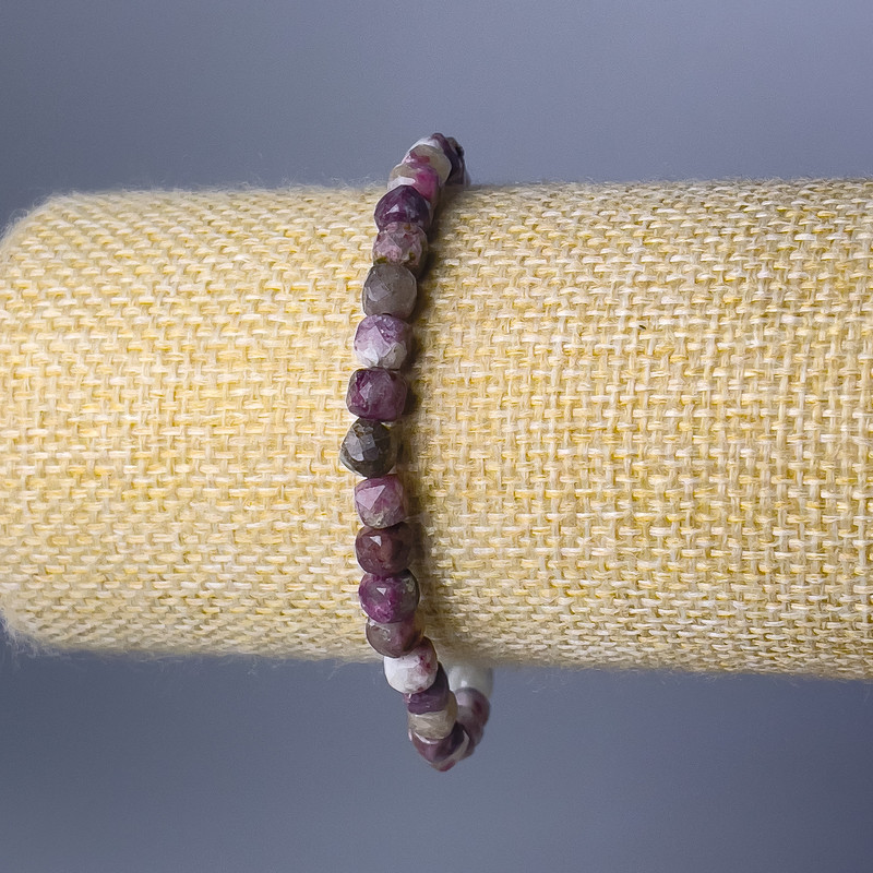 Náramek z turmalínu, přírodní kámen, facettované kubické korálky, průměr 5 mm, délka 18 cm (elastický)