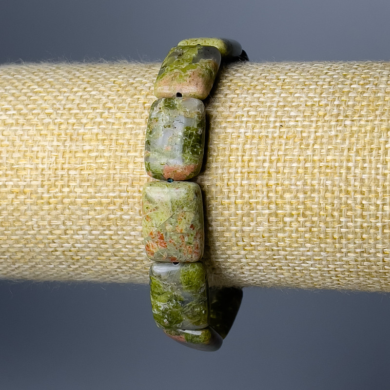 Náramek z jaspisu heliotropu, obdélníkové články, rozměr 13×18 mm, délka 18 cm (elastický)