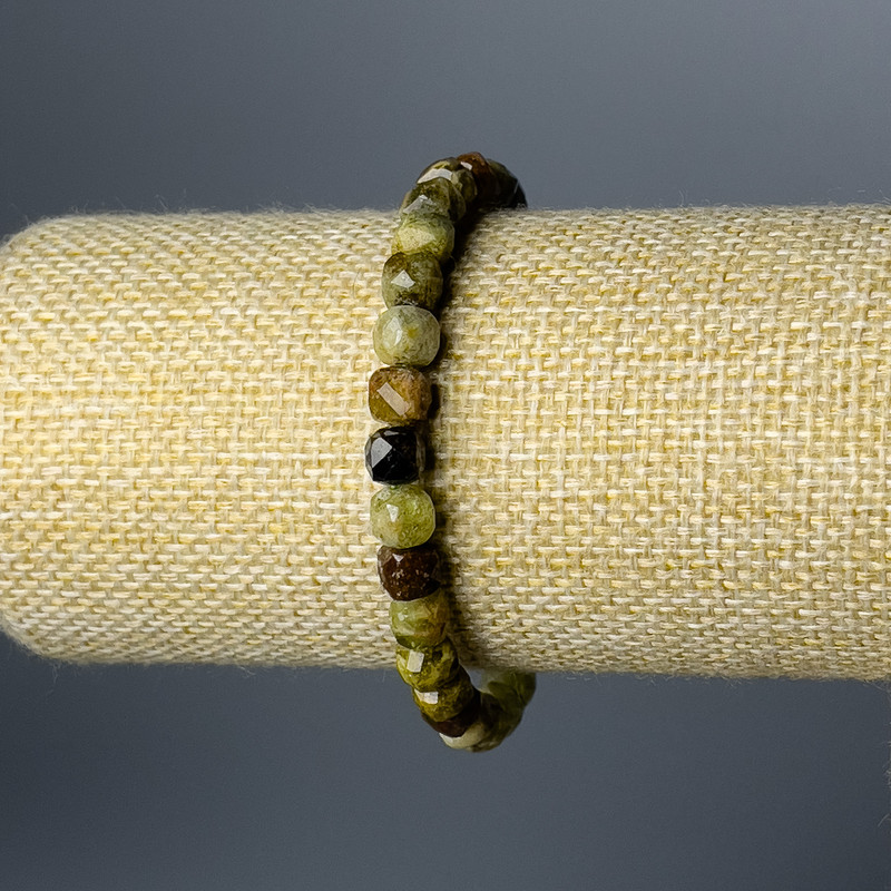 Náramek z zeleného grossularu