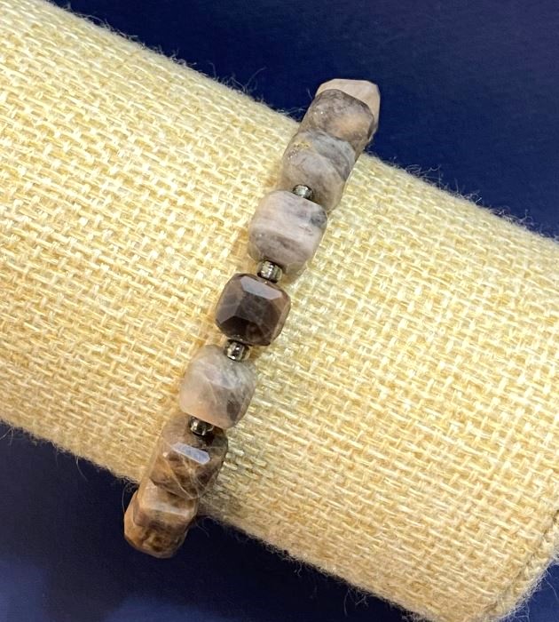 Náramek Sluneční kámen z přírodního kamene, brusované kubické korálky, průměr 8 mm, délka 18 cm (elastická šňůra)