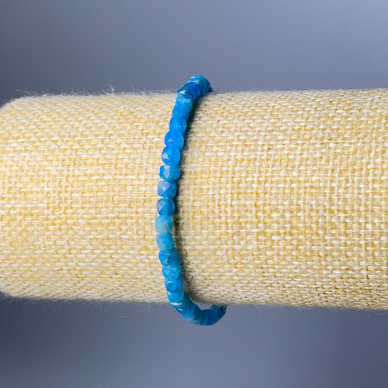 Náramek z přírodního apatitu, broušený kubík, průměr 5 mm ±, délka 18 cm (elastický)