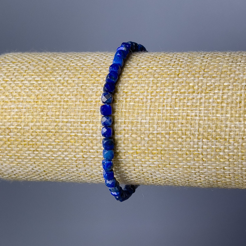 Náramek z přírodního lazuritu, broušené kubické korálky, průměr 4 mm, délka 18 cm (gumičkový)