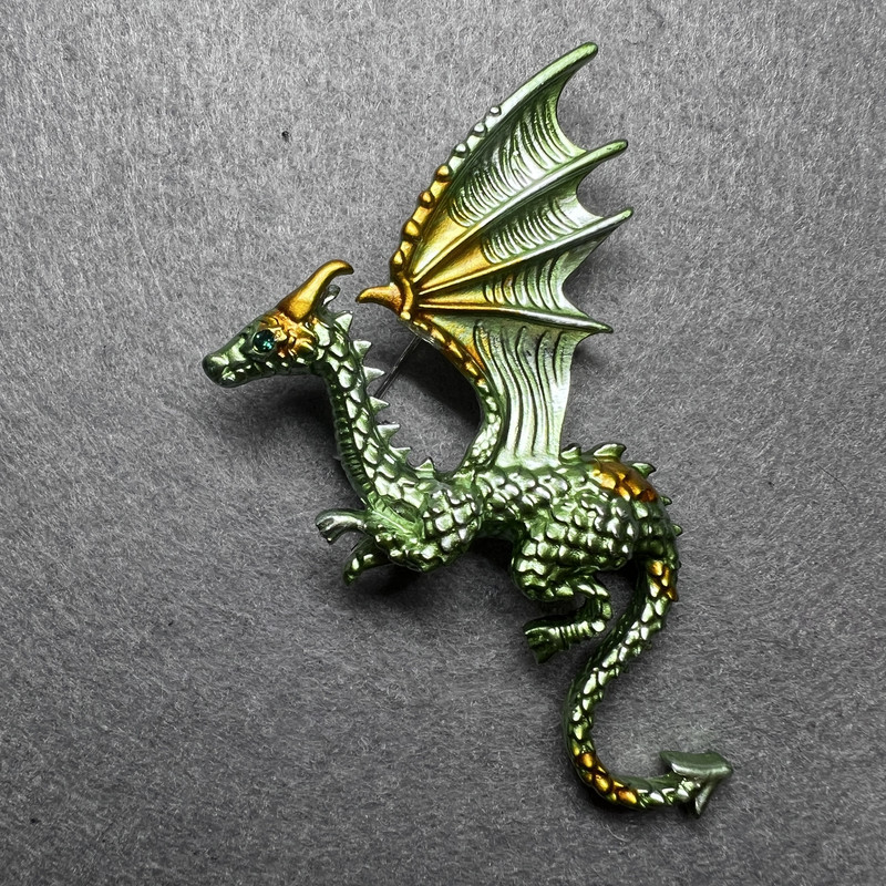 Brož Drak: matná smaltovaná zelená a žlutá, stříbrný kov, 42×66 mm