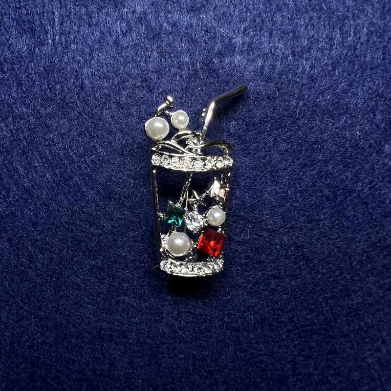 Brož Koktejl s různobarevnými křišťály a korálky, stříbrný kov, 15×35 mm