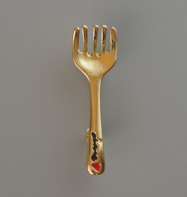 Brož Vidlička – bílá a černá smaltovaná na zlatistém kovu 11×36 mm