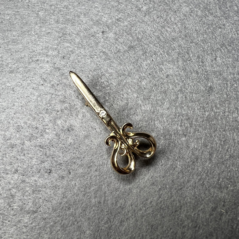 Brož Nůžky s bílými krystaly a zlatým kovem 15×34 mm