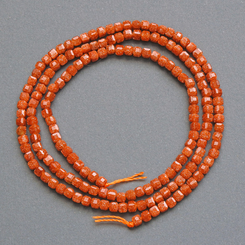 Korálky Aventurín Zlatý písek (syntetické) brusované kubíky, průměr 2 mm, délka 37 cm na niti