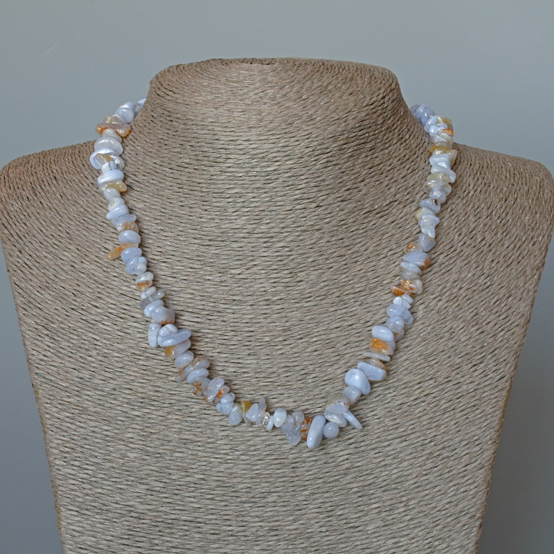 Náhrdelník z modrého achátu (modrý achát, chalcedon, safirín) – drcené fragmenty přírodního kamene, průměr 8×3 mm, délka 47 cm